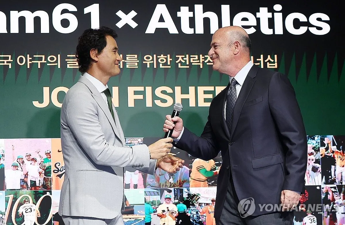 박찬호와 애슬레틱스 관계자가 투자 발표 행사에서 인사하는 모습